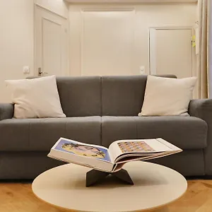 https://pick-a-flats-upper-marais-apartment-rue-du-faubourg.fr-paris.fr